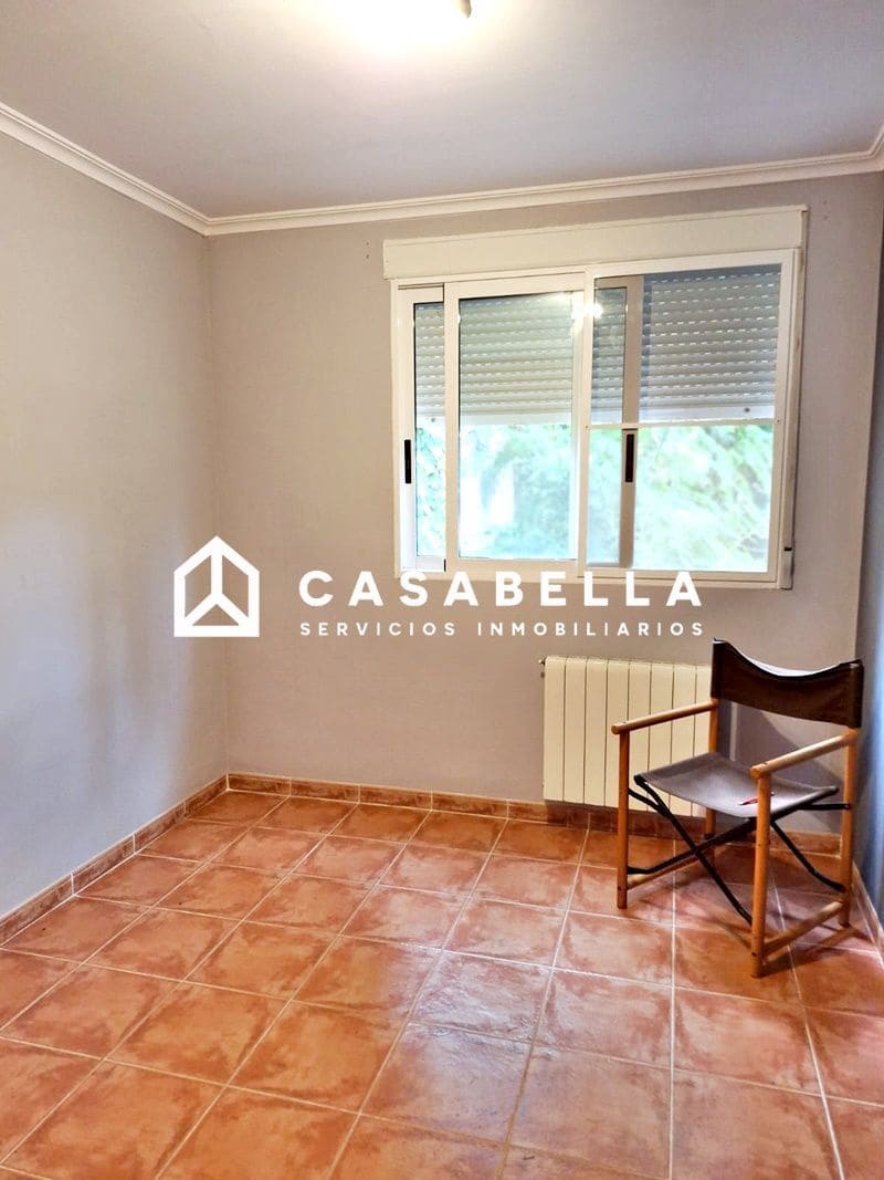 4 slaapkamer Halfvrijstaande villa te koop in Gilet met zwembad garage - € 289.900 (Ref: 9650165)