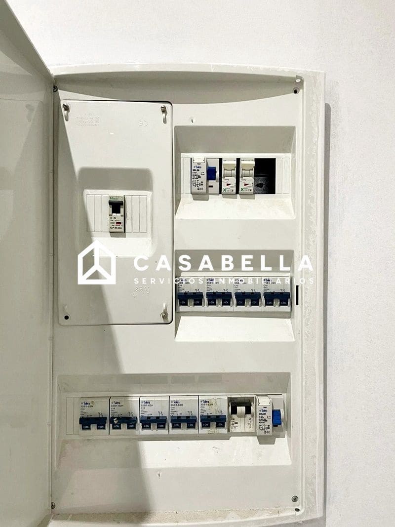 Kommersiell til leie i Valencia by - € 1 100 (Ref: 9650193)