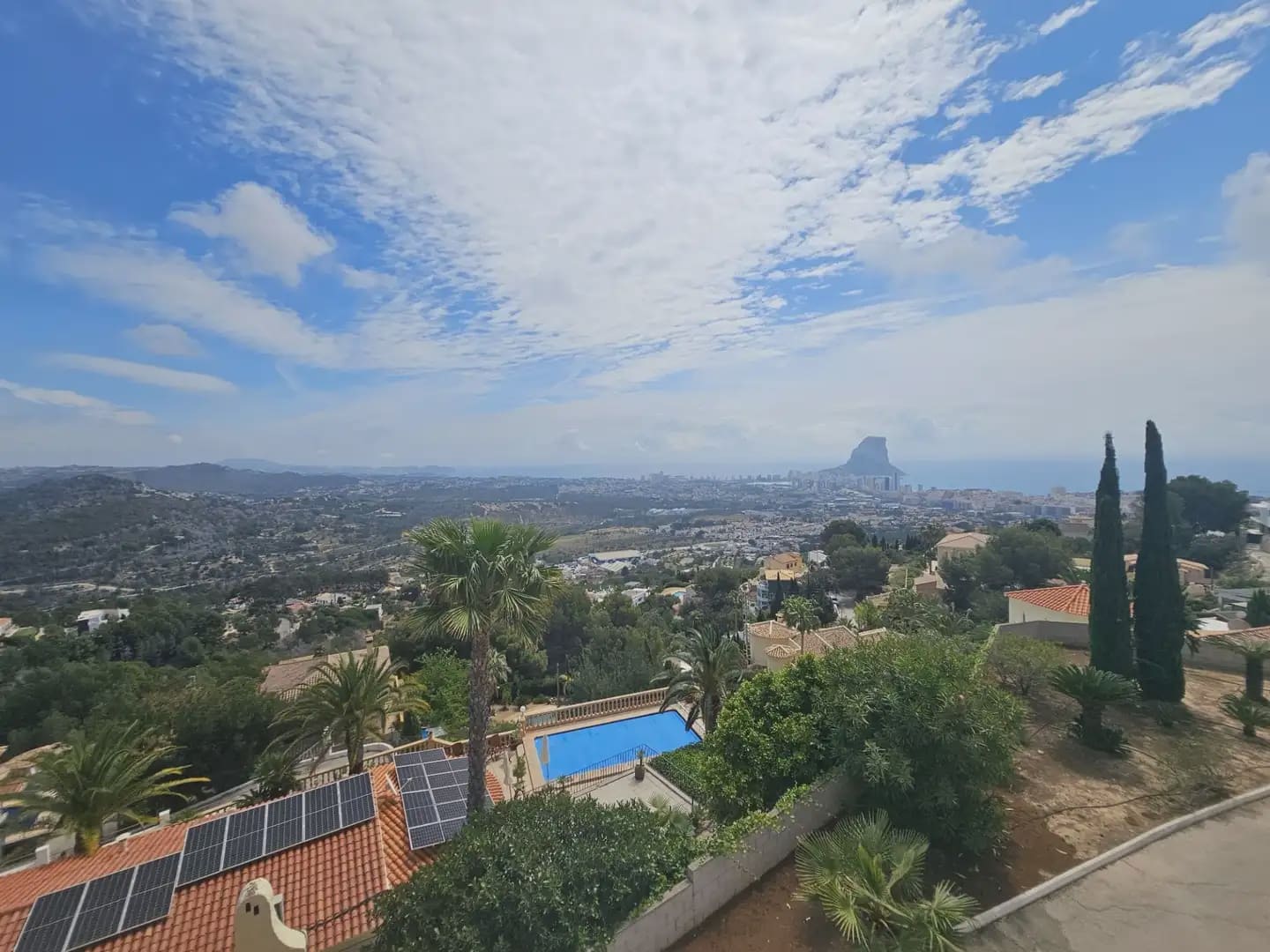 3 makuuhuone Omakotitalo myytävänä paikassa Calpe / Calp mukana uima-altaan 
autotalli - 495 000 € (Ref: 9893287)