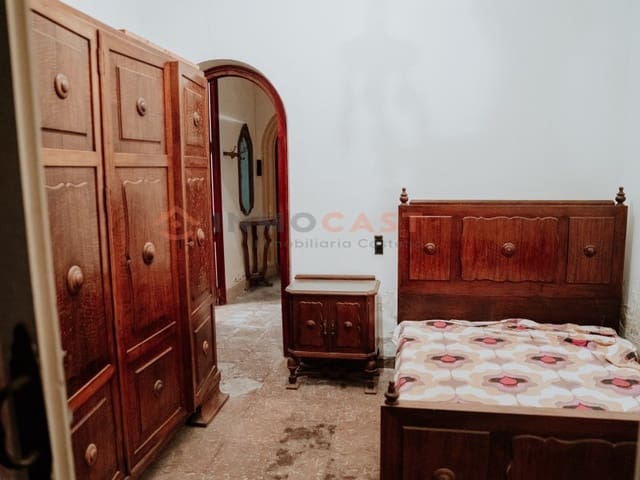 10 bedroom Villa for sale in Canals with pool - € 460,000 (Ref: 9634846)