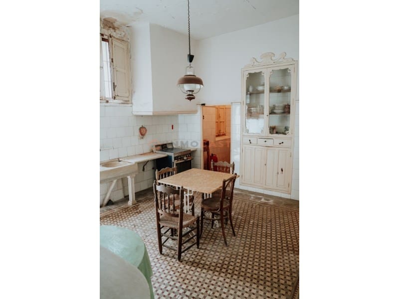 10 bedroom Villa for sale in Canals with pool - € 460,000 (Ref: 9634846)