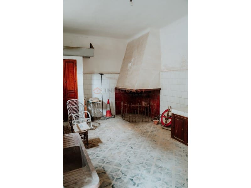 10 bedroom Villa for sale in Canals with pool - € 460,000 (Ref: 9634846)