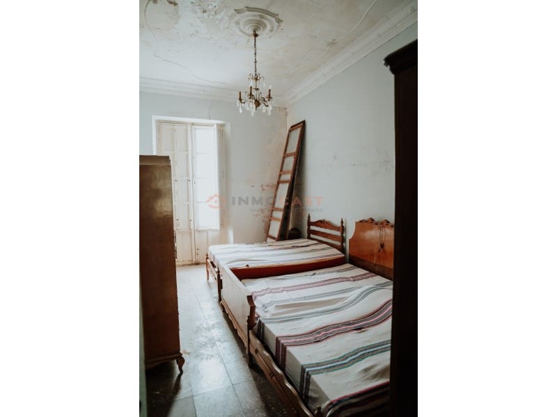 10 bedroom Villa for sale in Canals with pool - € 460,000 (Ref: 9634846)