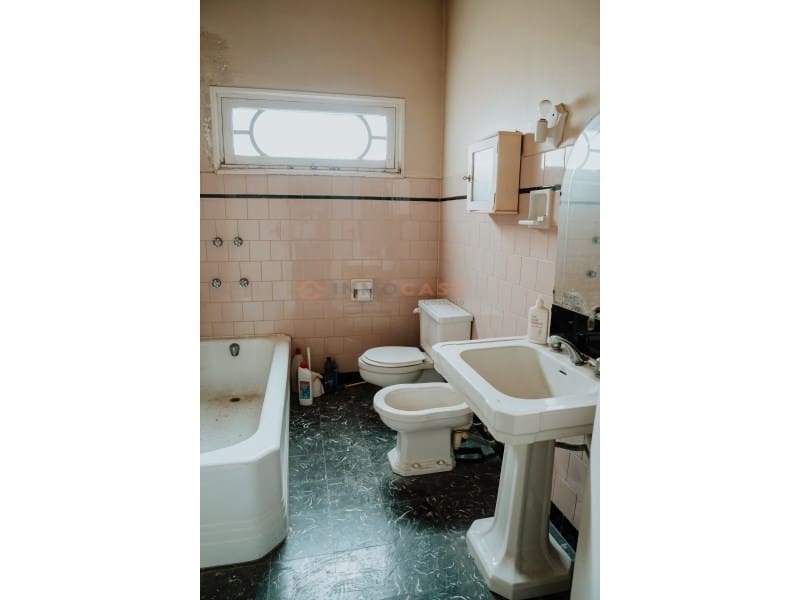 10 bedroom Villa for sale in Canals with pool - € 460,000 (Ref: 9634846)