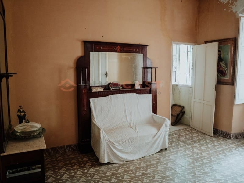 10 bedroom Villa for sale in Canals with pool - € 460,000 (Ref: 9634846)