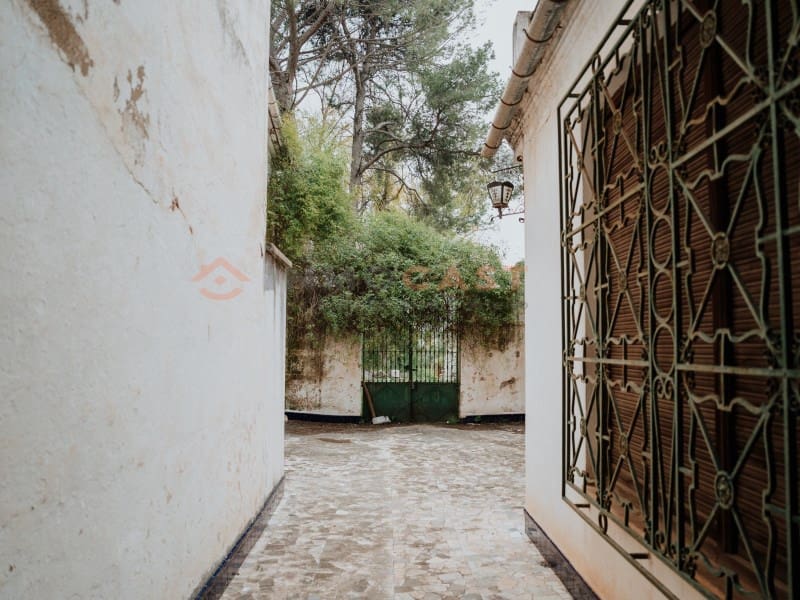 10 bedroom Villa for sale in Canals with pool - € 460,000 (Ref: 9634846)