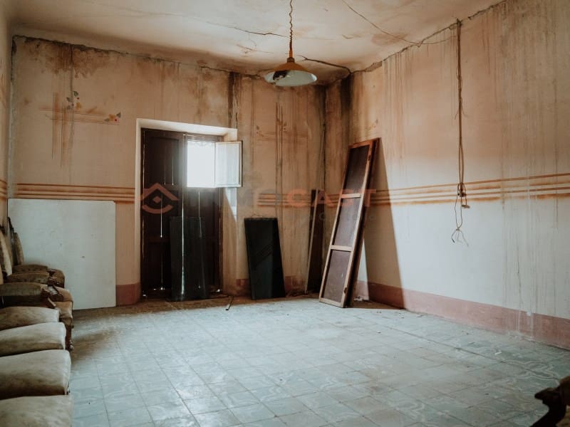 10 bedroom Villa for sale in Canals with pool - € 460,000 (Ref: 9634846)