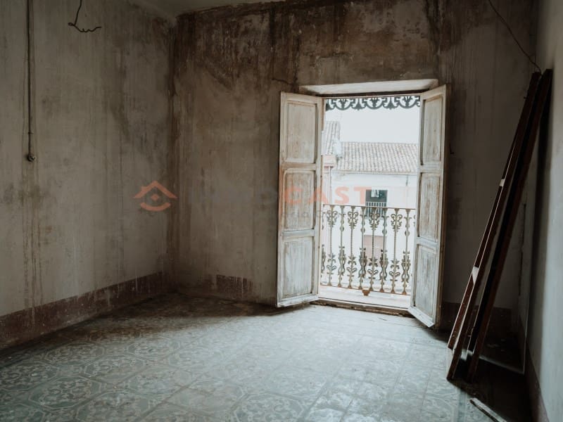 10 bedroom Villa for sale in Canals with pool - € 460,000 (Ref: 9634846)