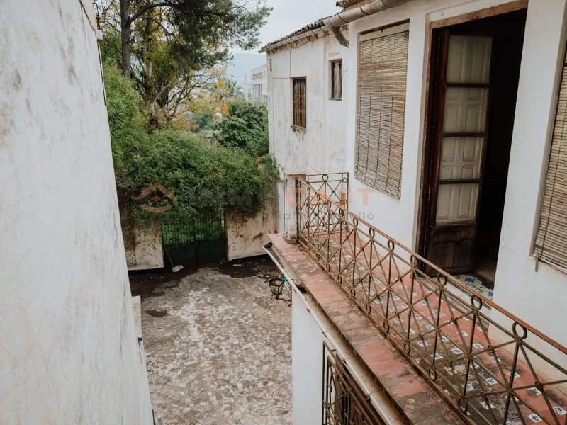 10 bedroom Villa for sale in Canals with pool - € 460,000 (Ref: 9634846)