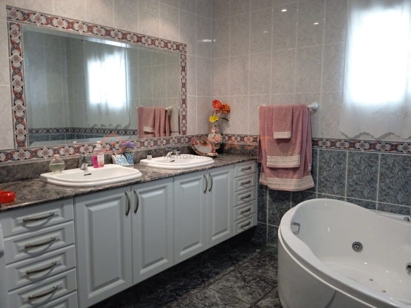 6 slaapkamer Villa te koop in Beniganim met zwembad garage - € 300.000 (Ref: 9634866)