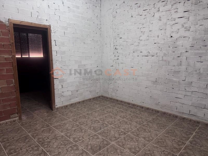 Commercieel te huur in L'Olleria - € 500 (Ref: 9634883)