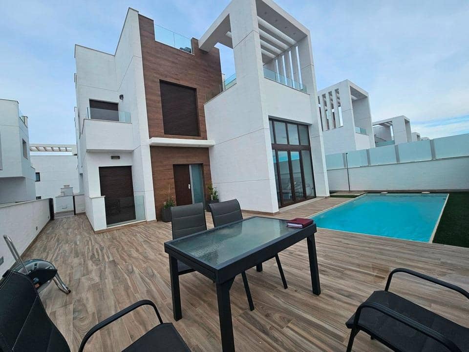 3 sypialnia Willa na sprzedaż w Torrevieja z basenem garażem - 495 000 € (Ref: 10049370)