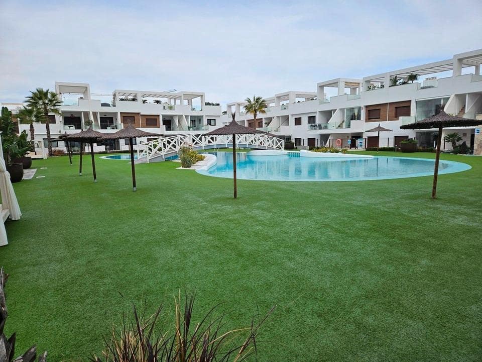 3 sypialnia Willa na sprzedaż w Torrevieja z basenem garażem - 495 000 € (Ref: 10049370)