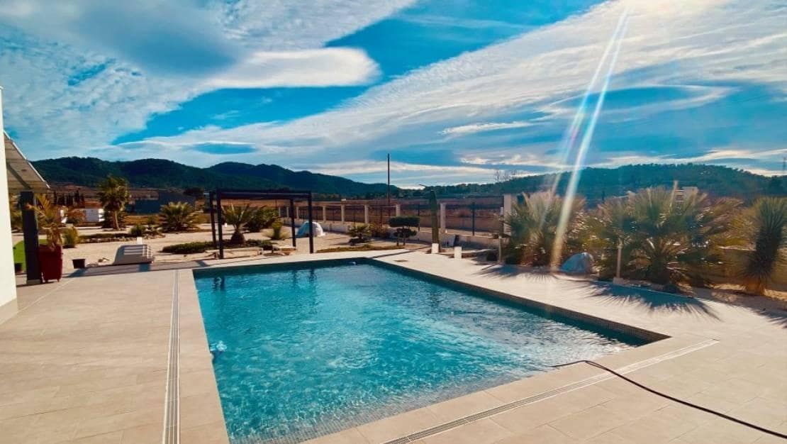 3 bedroom Villa for sale in Pinoso with pool - € 349,000 (Ref: 9232922)