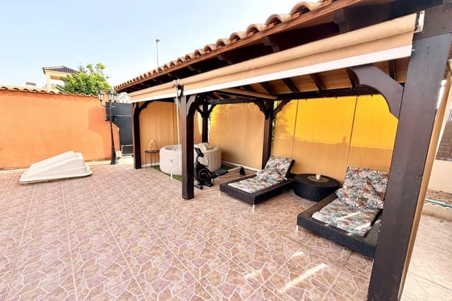 Chalet de 3 habitaciones en La Marina, Elche / Elx en venta con piscina - 359.999 € (Ref: 9390910)