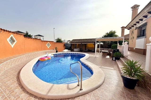 Chalet de 3 habitaciones en La Marina, Elche / Elx en venta con piscina - 359.999 € (Ref: 9390910)