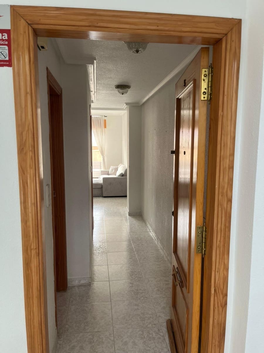 3 makuuhuone Huoneisto myytävänä paikassa Torrevieja mukana uima-altaan 
autotalli - 195 000 € (Ref: 9605010)