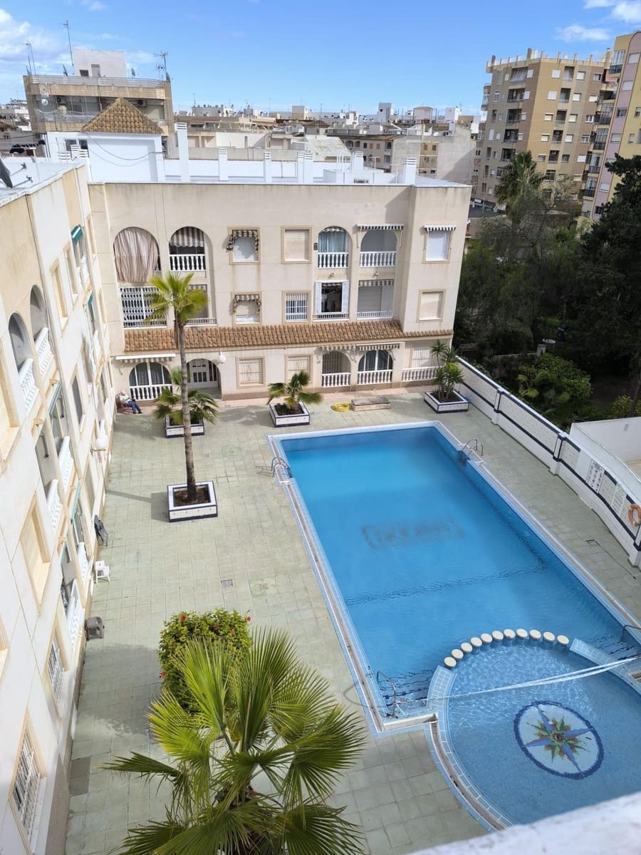 3 makuuhuone Huoneisto myytävänä paikassa Torrevieja mukana uima-altaan 
autotalli - 195 000 € (Ref: 9605010)