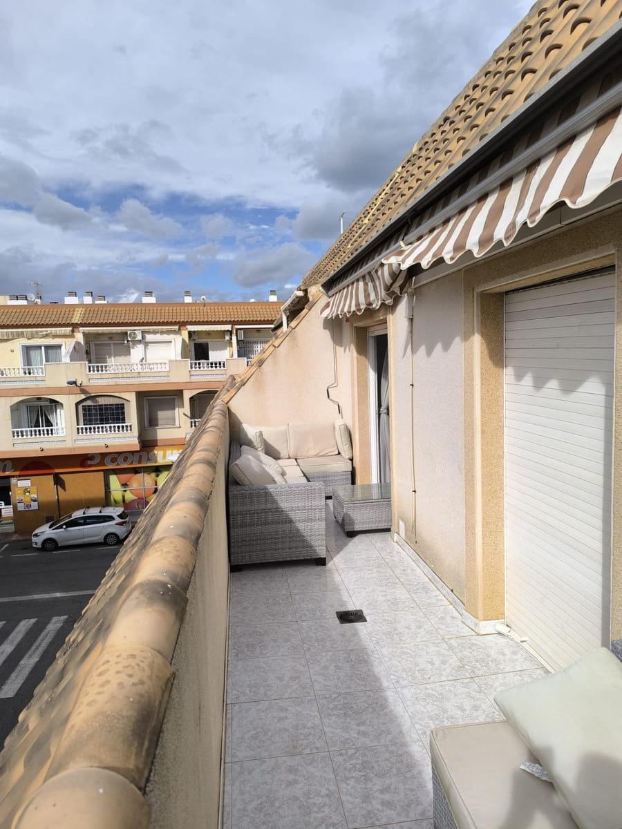 3 makuuhuone Huoneisto myytävänä paikassa Torrevieja mukana uima-altaan 
autotalli - 195 000 € (Ref: 9605010)