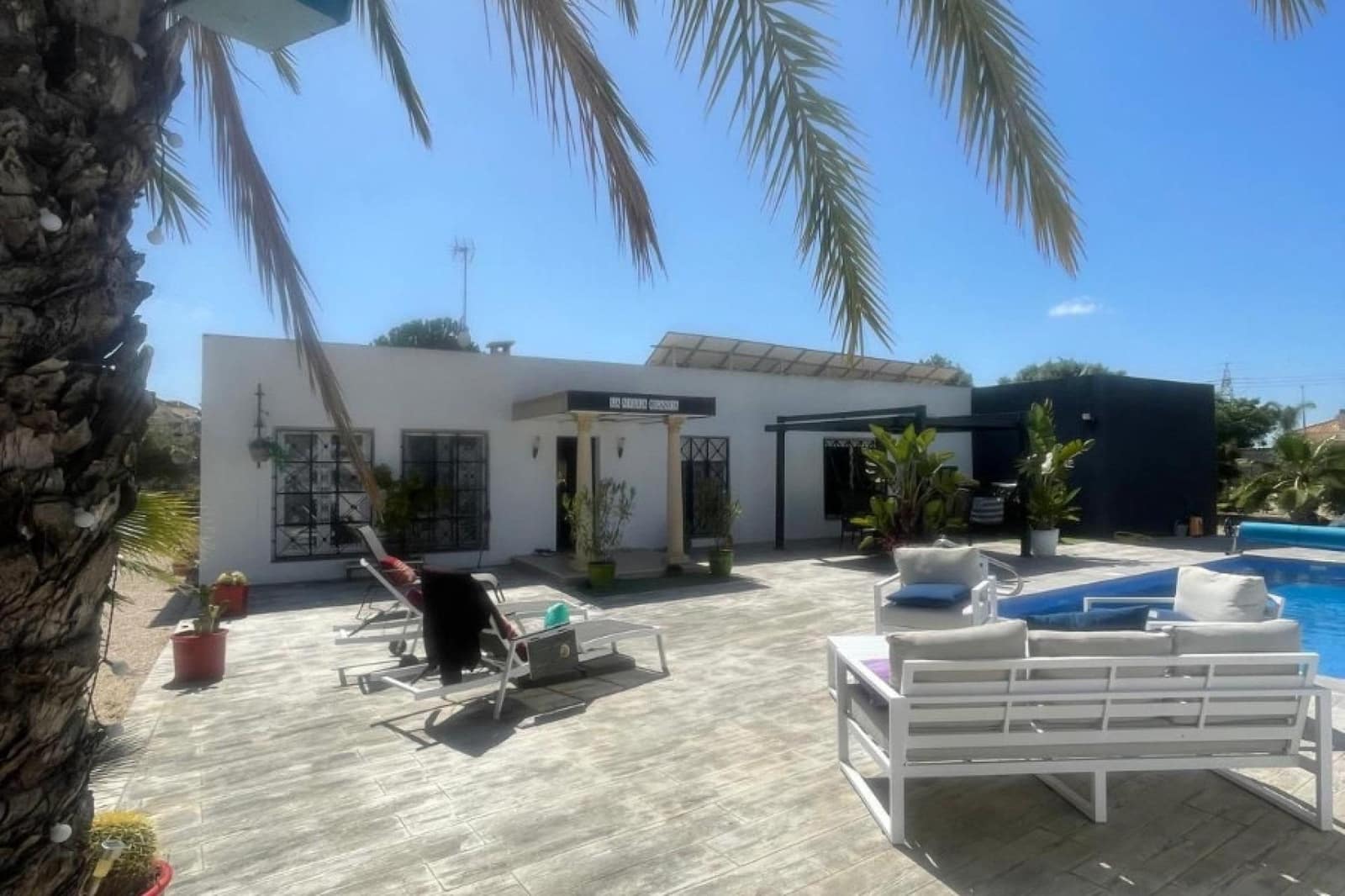 Chalet de 3 habitaciones en San Fulgencio en venta con piscina - 445.500 € (Ref: 9808003)