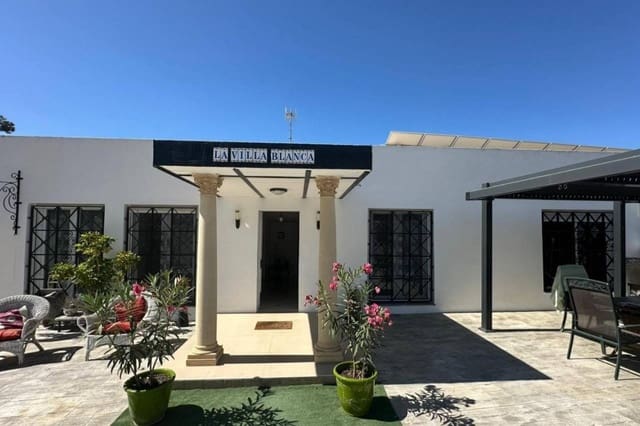 Chalet de 3 habitaciones en San Fulgencio en venta con piscina - 445.500 € (Ref: 9808003)