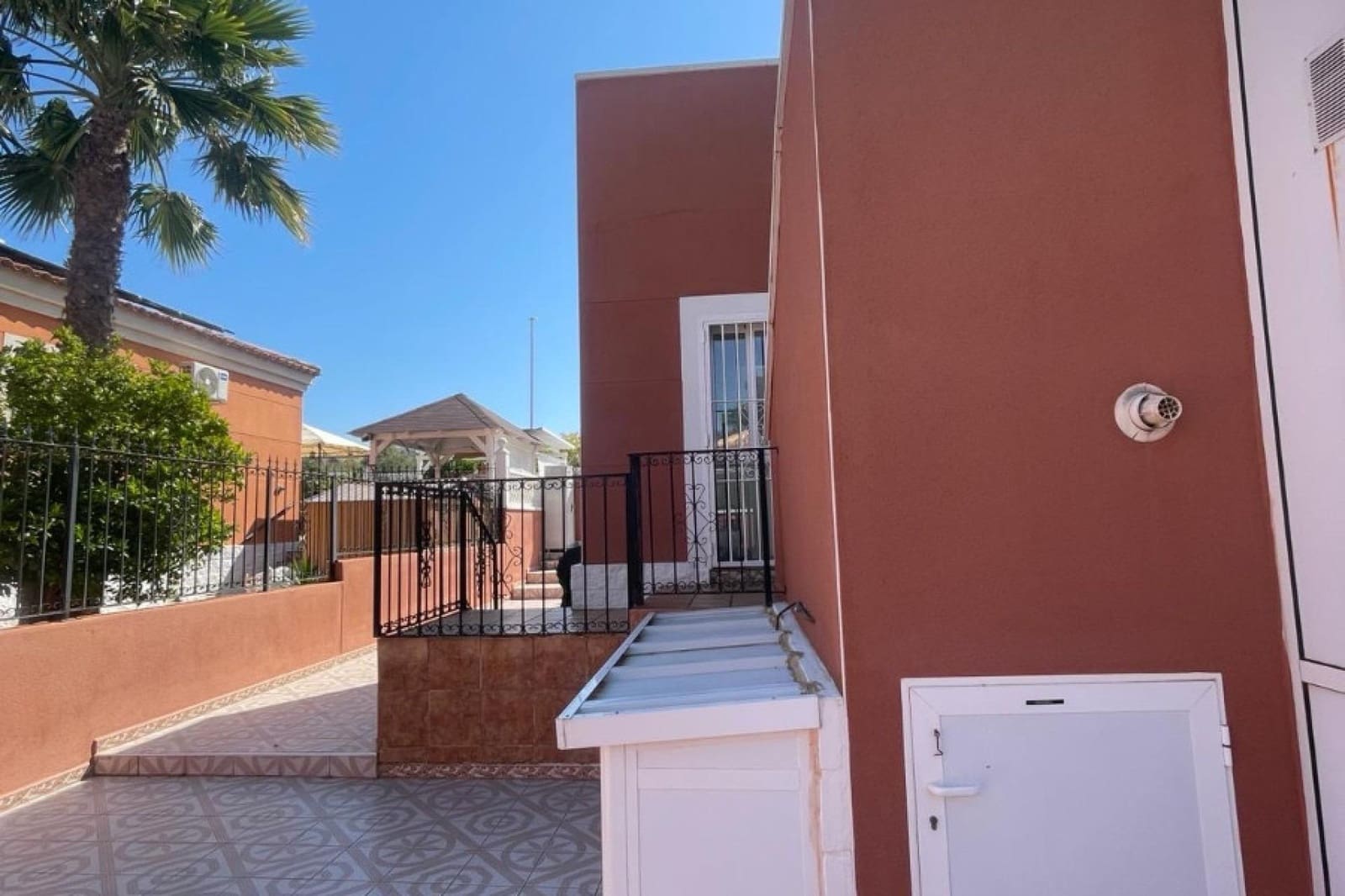Chalet de 3 habitaciones en San Fulgencio en venta con piscina - 379.000 € (Ref: 9818262)