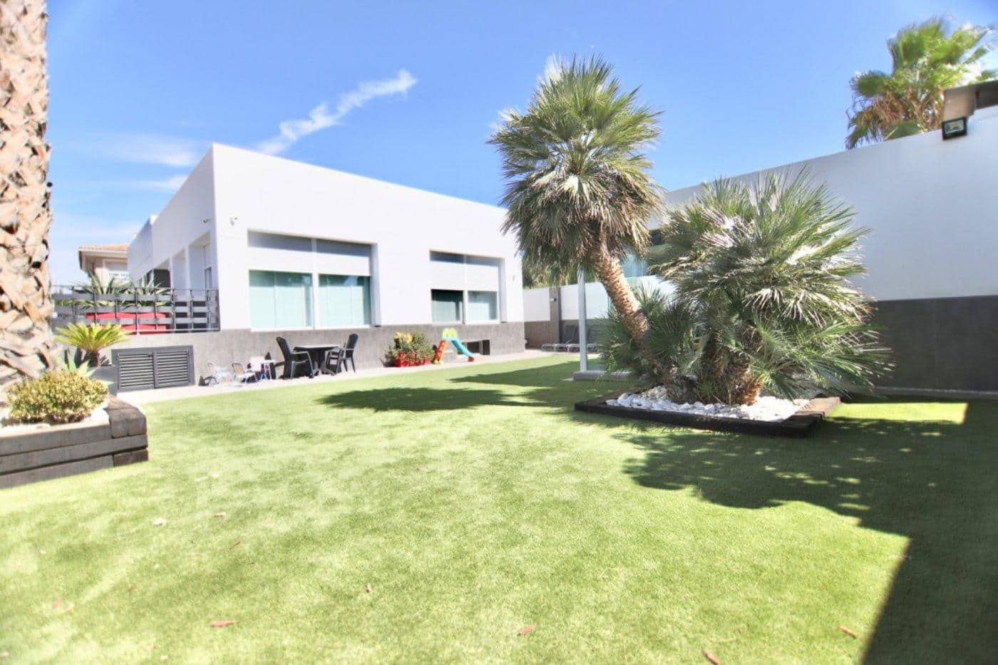 3 bedroom Villa for sale in Elda with garage - € 469,000 (Ref: 9843420)