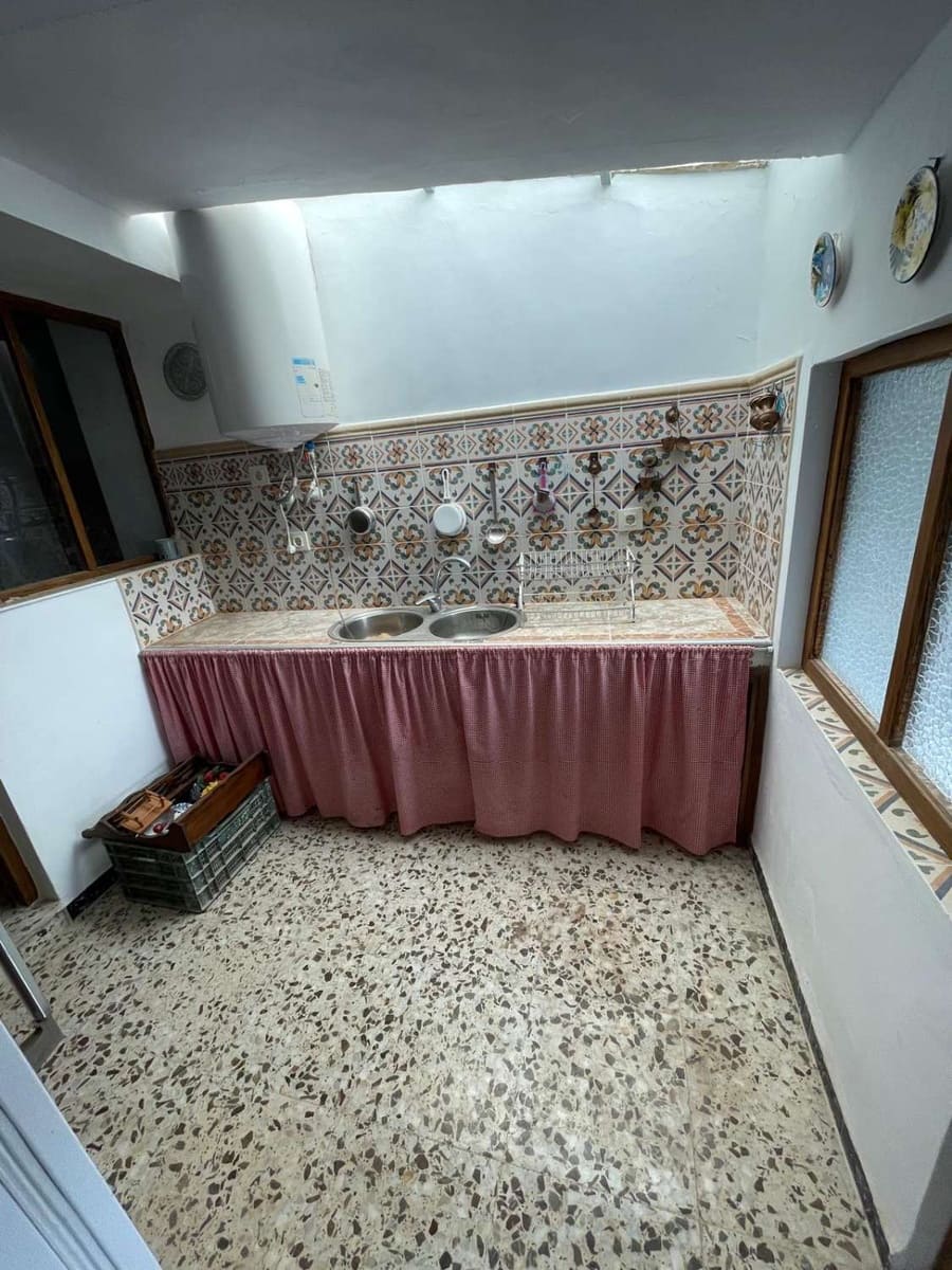 6 bedroom Finca/Country House for sale in Velez-Blanco - € 219,900 (Ref: 8070312)