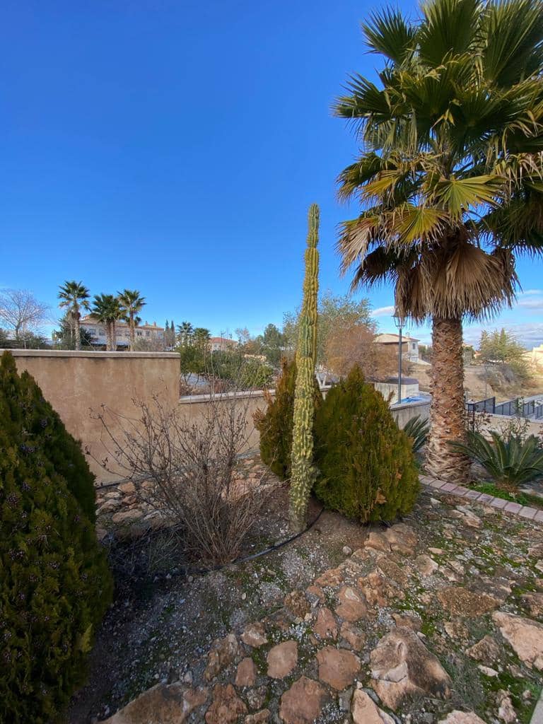 4 soveværelse Byhus til salg i Freila med garage - € 259.950 (Ref: 8070334)