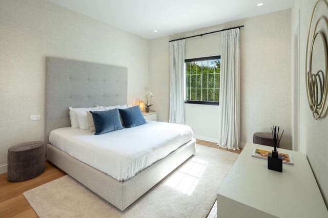 4 sypialnia Bungalow na sprzedaż w Marbella z basenem garażem - 3 400 000 € (Ref: 8902011)