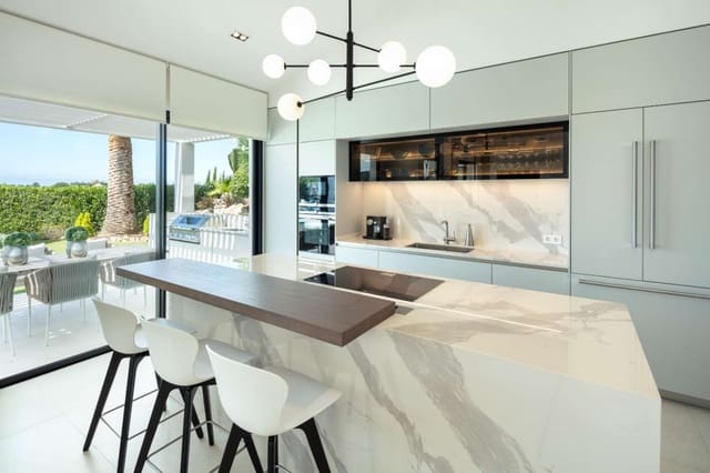 4 sypialnia Bungalow na sprzedaż w Marbella z basenem garażem - 3 400 000 € (Ref: 8902011)