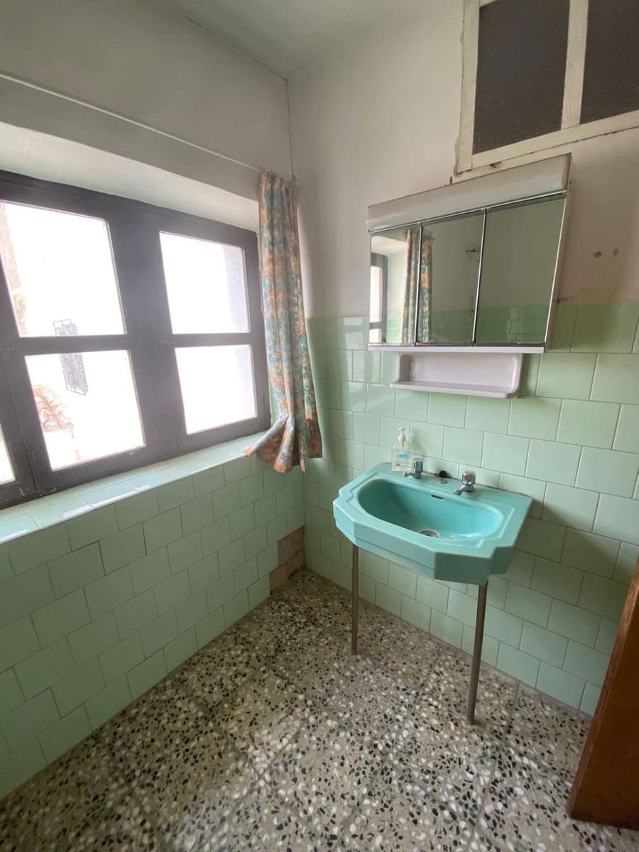 8 makuuhuone Omakotitalo myytävänä paikassa Chirivel - 180 000 € (Ref: 8950423)