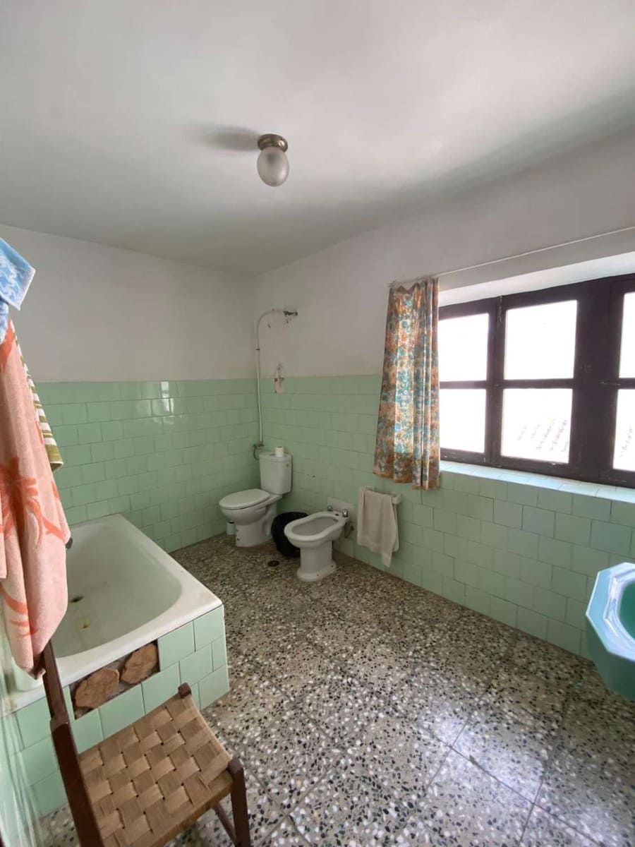 8 makuuhuone Omakotitalo myytävänä paikassa Chirivel - 180 000 € (Ref: 8950423)