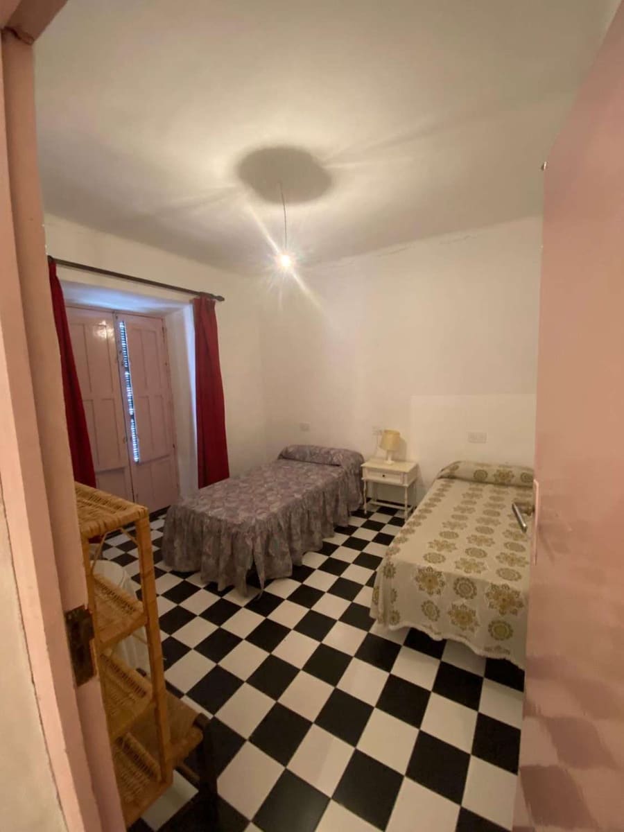 8 makuuhuone Omakotitalo myytävänä paikassa Chirivel - 180 000 € (Ref: 8950423)