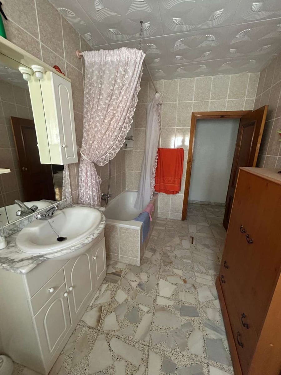 6 soveværelse Byhus til salg i Freila med garage - € 38.000 (Ref: 8992577)