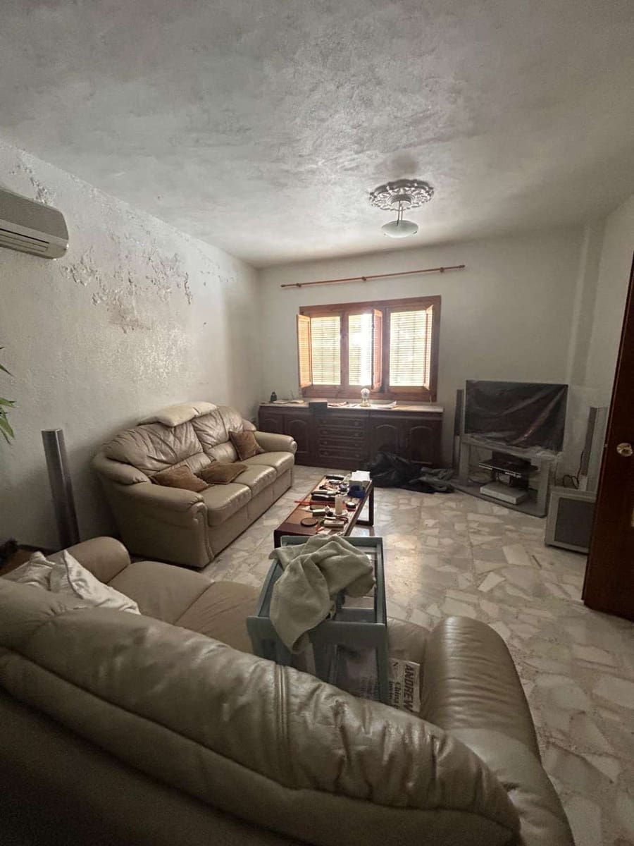 6 soveværelse Byhus til salg i Freila med garage - € 38.000 (Ref: 8992577)