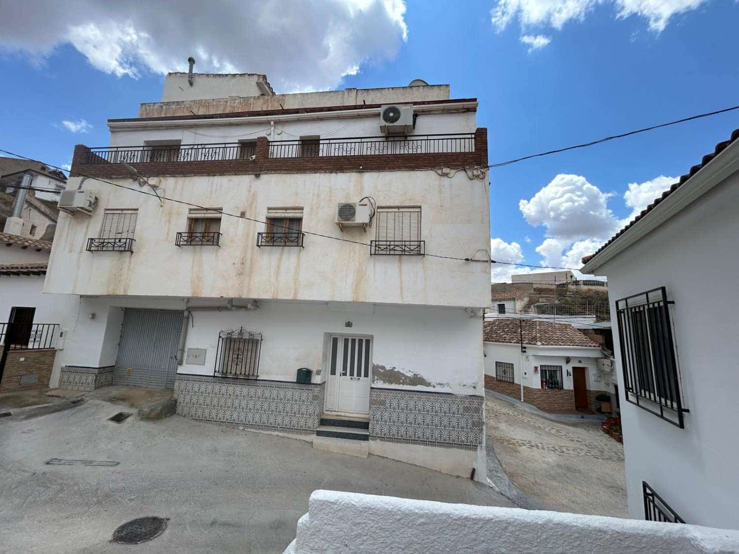 6 soveværelse Byhus til salg i Freila med garage - € 38.000 (Ref: 8992577)