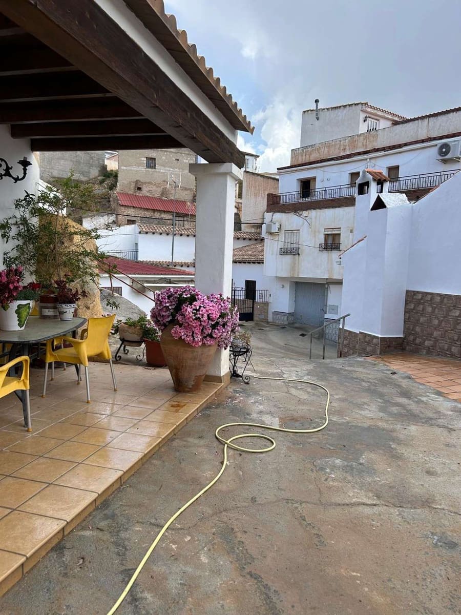 6 soveværelse Byhus til salg i Freila med garage - € 38.000 (Ref: 8992577)