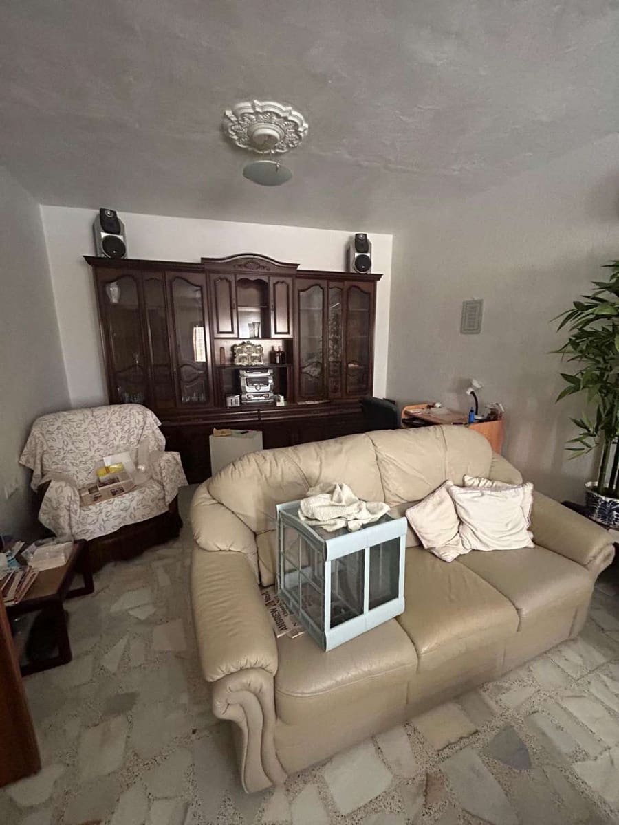 6 soveværelse Byhus til salg i Freila med garage - € 38.000 (Ref: 8992577)