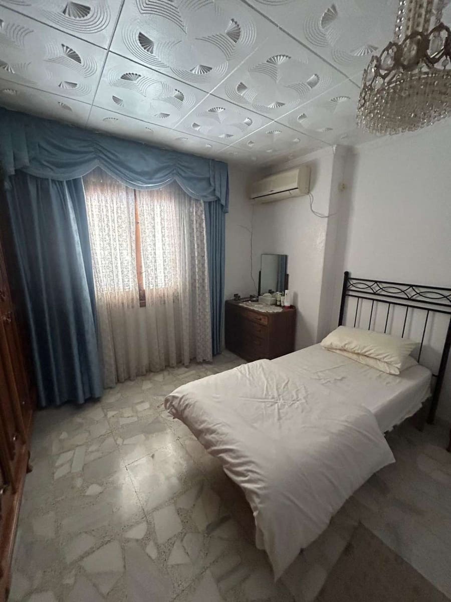 6 soveværelse Byhus til salg i Freila med garage - € 38.000 (Ref: 8992577)