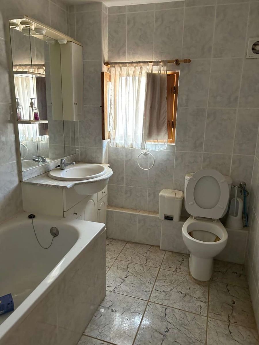 6 soveværelse Byhus til salg i Freila med garage - € 38.000 (Ref: 8992577)