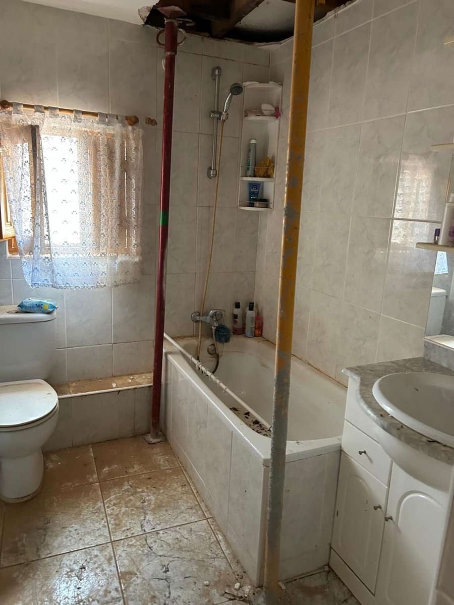 6 soveværelse Byhus til salg i Freila med garage - € 38.000 (Ref: 8992577)