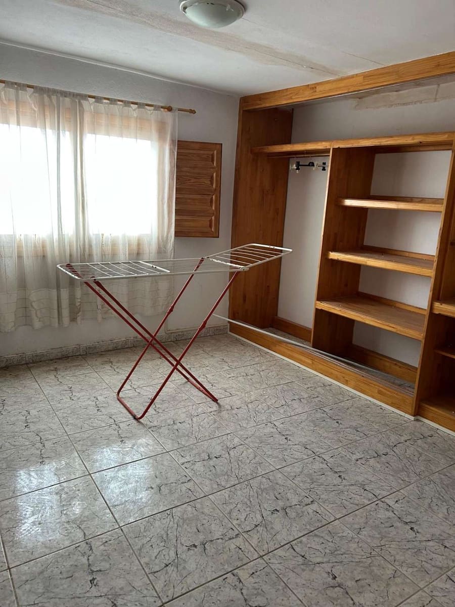 6 soveværelse Byhus til salg i Freila med garage - € 38.000 (Ref: 8992577)