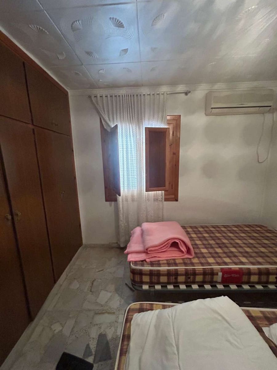 6 soveværelse Byhus til salg i Freila med garage - € 38.000 (Ref: 8992577)