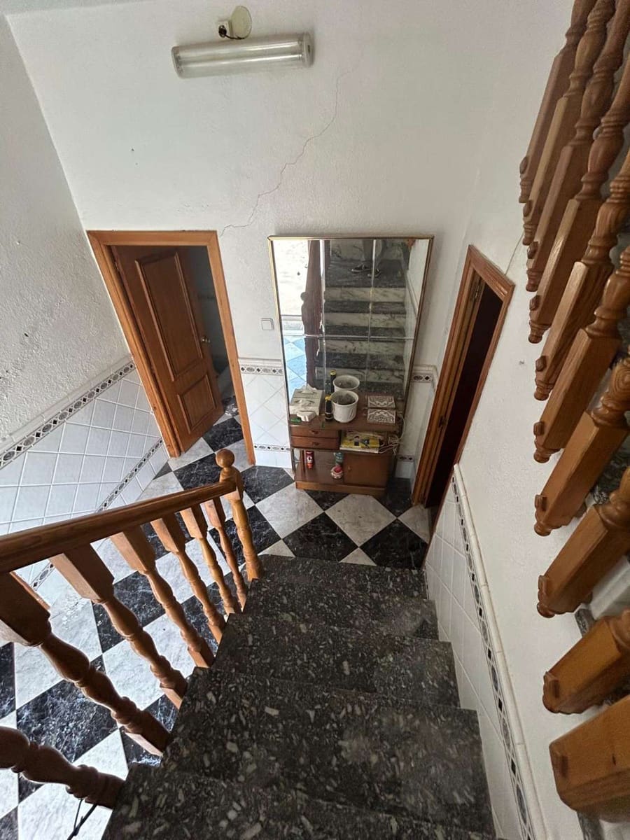 6 soveværelse Byhus til salg i Freila med garage - € 38.000 (Ref: 8992577)