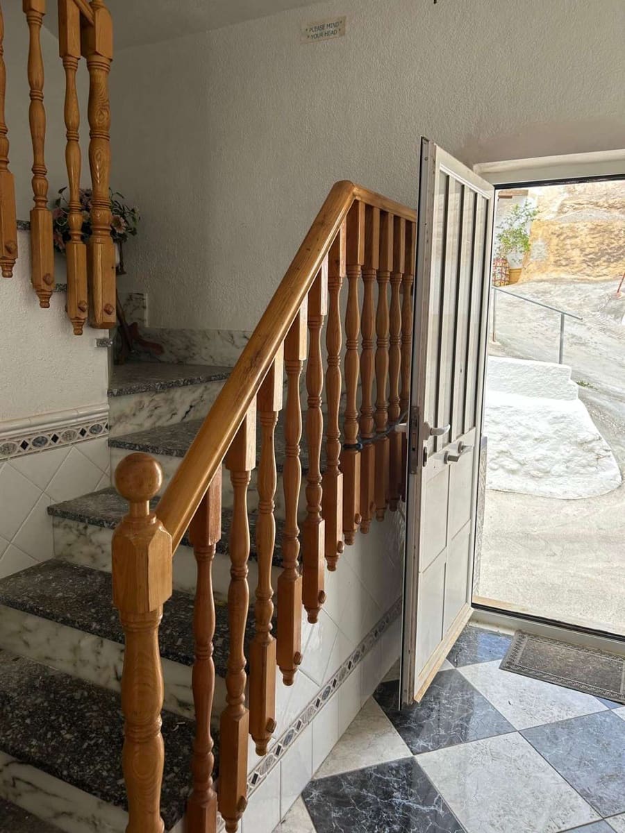 6 soveværelse Byhus til salg i Freila med garage - € 38.000 (Ref: 8992577)