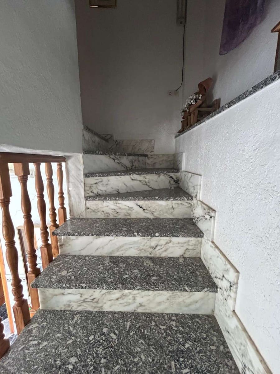 6 soveværelse Byhus til salg i Freila med garage - € 38.000 (Ref: 8992577)