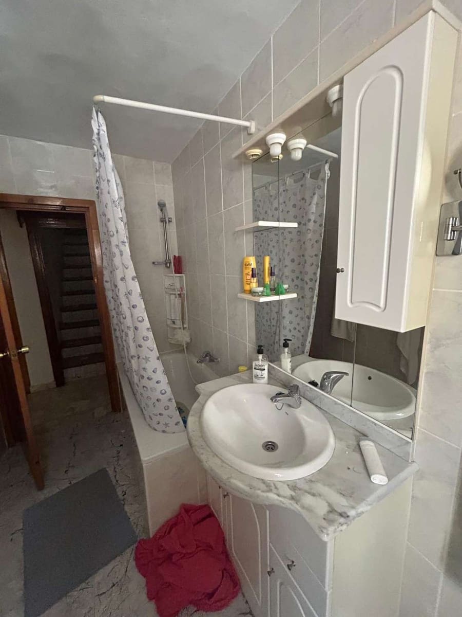 6 soveværelse Byhus til salg i Freila med garage - € 38.000 (Ref: 8992577)