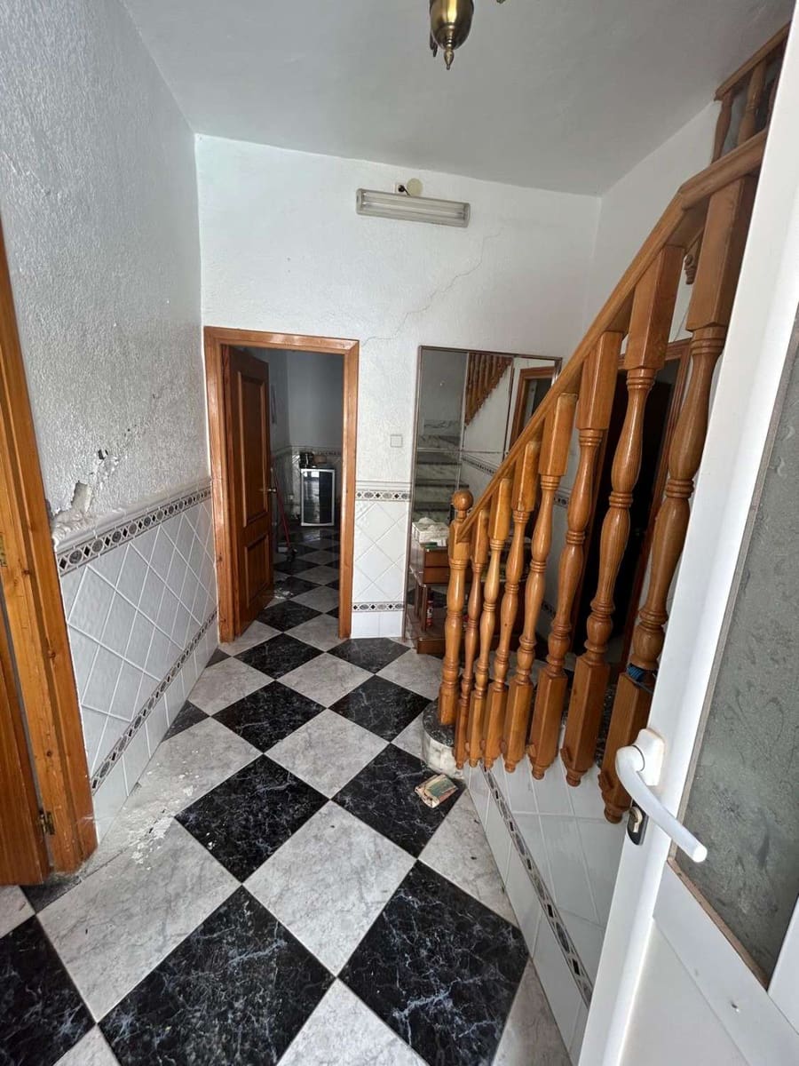 6 soveværelse Byhus til salg i Freila med garage - € 38.000 (Ref: 8992577)