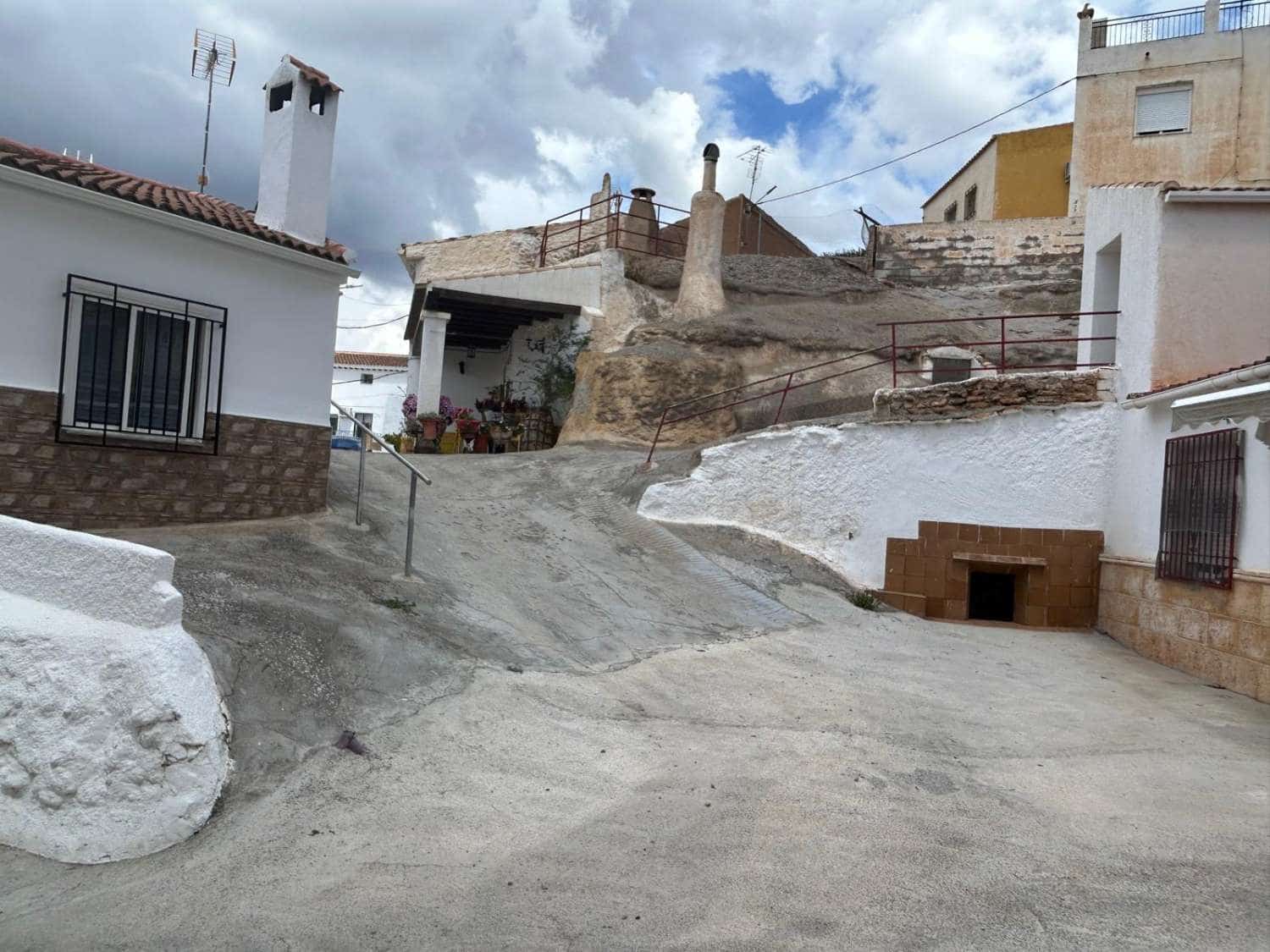 6 soveværelse Byhus til salg i Freila med garage - € 38.000 (Ref: 8992577)